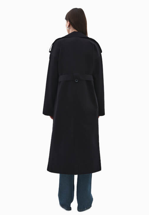 Uzun Trençkot ve Denim Pantolon Kombini