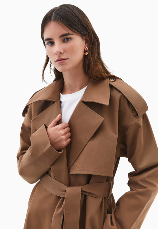 Trençkot ve Barrel-Fit Pantolon Kombini