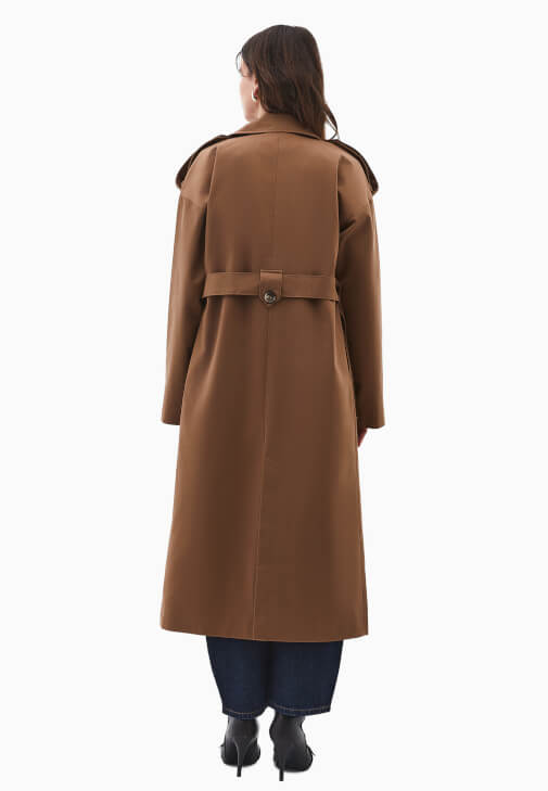 Trençkot ve Barrel-Fit Pantolon Kombini