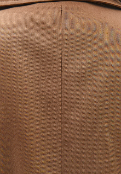 Trençkot ve Barrel-Fit Pantolon Kombini