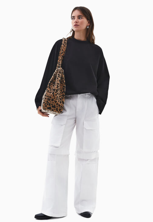 Pamuklu Tişört ve Kargo Pantolon Kombini