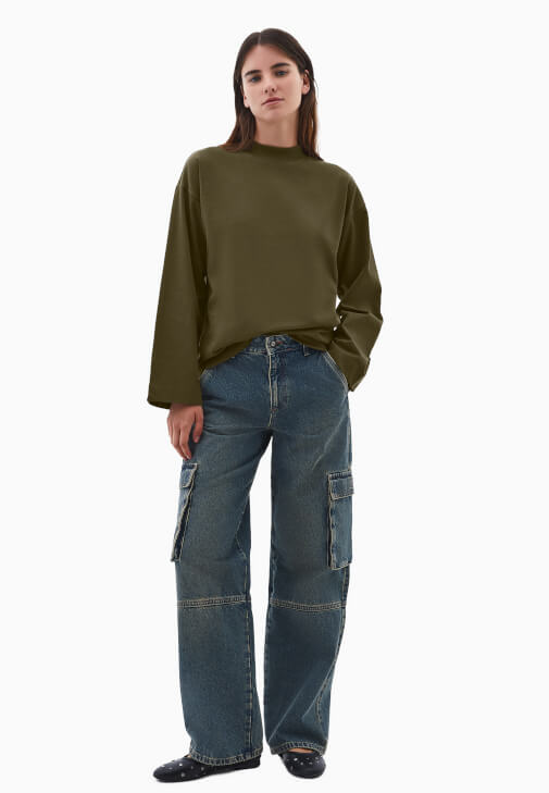 Oversize Tişört ve Orta Bel Pantolon Kombini