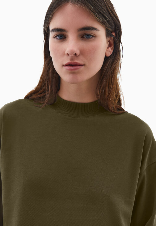 Oversize Tişört ve Orta Bel Pantolon Kombini