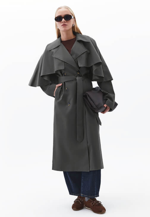 Pelerinli Trençkot ve Pantolon Kombini