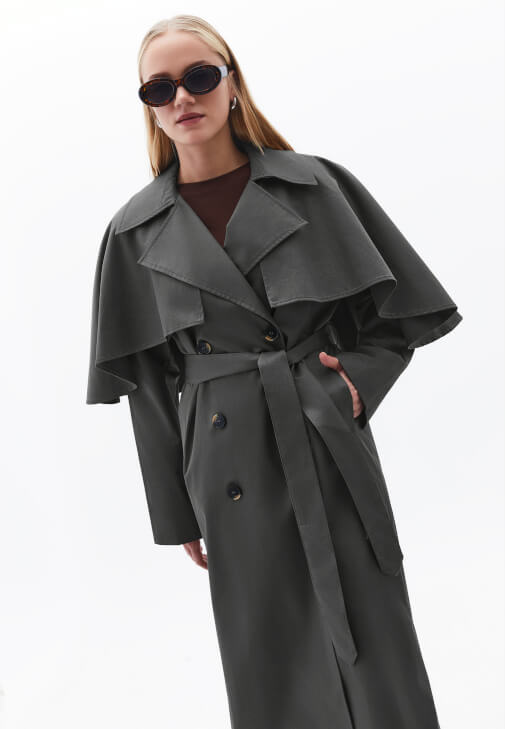 Pelerinli Trençkot ve Pantolon Kombini