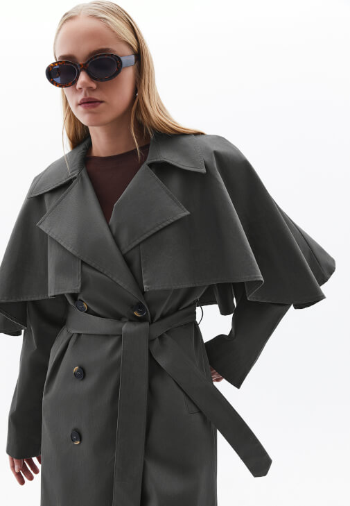 Pelerinli Trençkot ve Pantolon Kombini