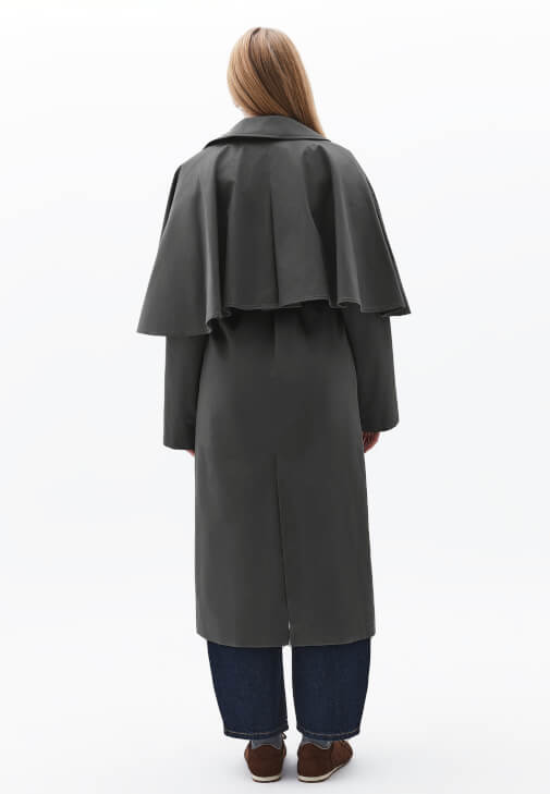 Pelerinli Trençkot ve Pantolon Kombini