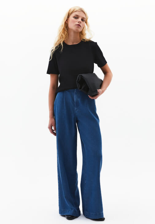 Sıfır Yaka Tişört ve Orta Bel Denim Pantolon Kombini