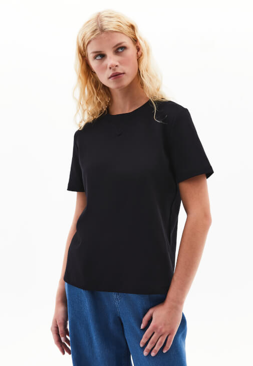 Sıfır Yaka Tişört ve Orta Bel Denim Pantolon Kombini