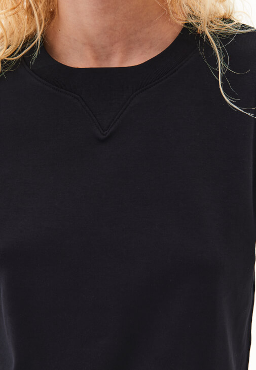 Sıfır Yaka Tişört ve Orta Bel Denim Pantolon Kombini