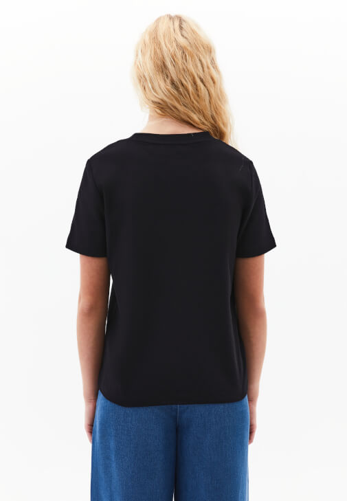 Sıfır Yaka Tişört ve Orta Bel Denim Pantolon Kombini