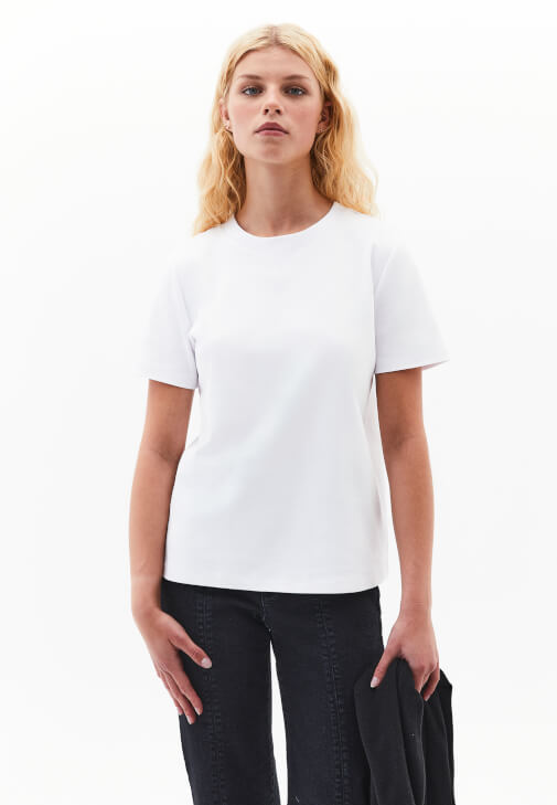 Pamuklu Tişört ve Taşlı Flare Pantolon Kombini