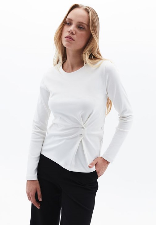 Krem Aksesuar Detaylı Tişört