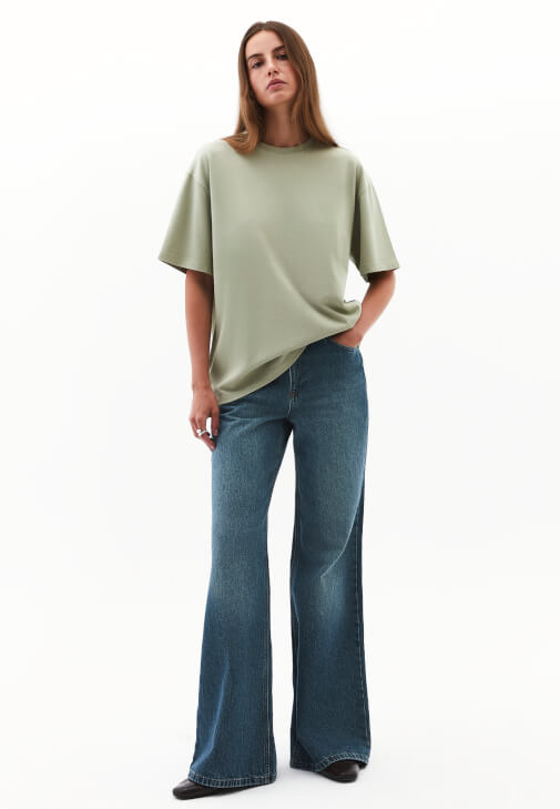 Pamuklu Tişört ve Denim Pantolon Kombini