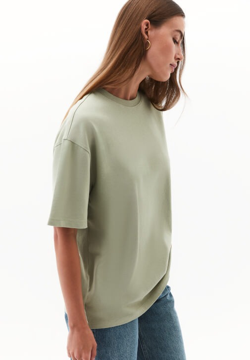 Pamuklu Tişört ve Denim Pantolon Kombini