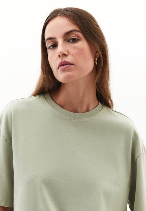 Pamuklu Tişört ve Denim Pantolon Kombini