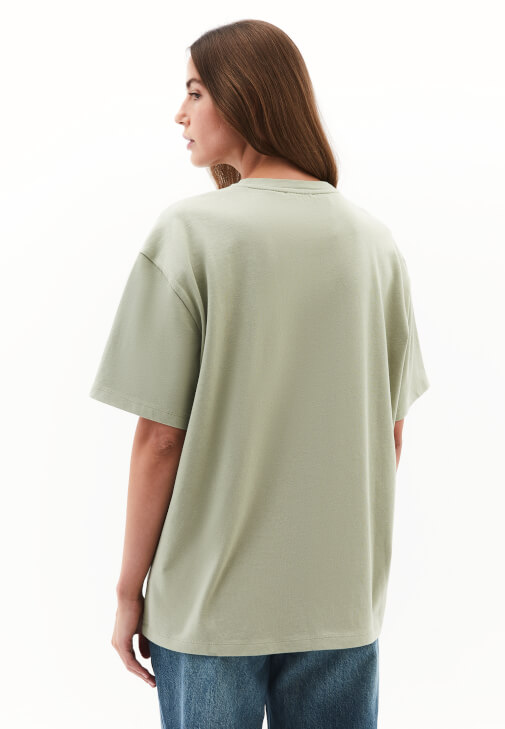 Pamuklu Tişört ve Denim Pantolon Kombini