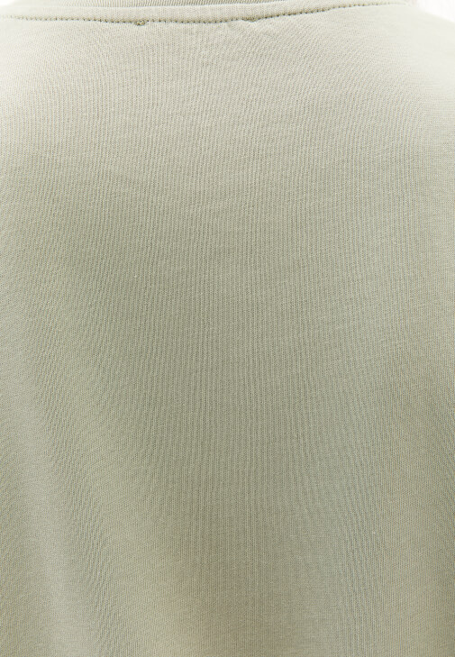 Pamuklu Tişört ve Denim Pantolon Kombini