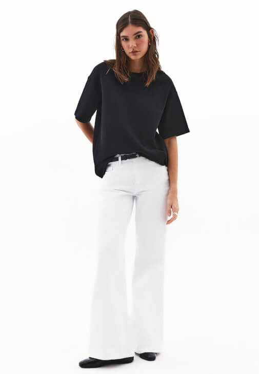 Oversize Tişört ve Wide-Leg Denim Kombini