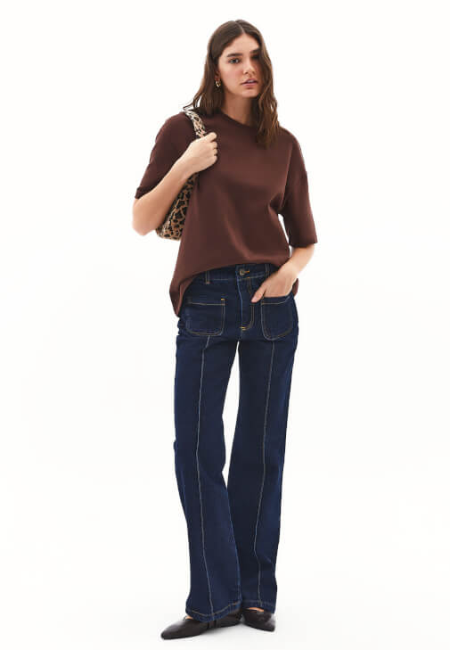 Oversize Tişört ve Bol Paça Denim Pantolon Kombini