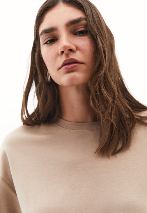 Oversize Tişört ve Kumaş Pantolon Kombini