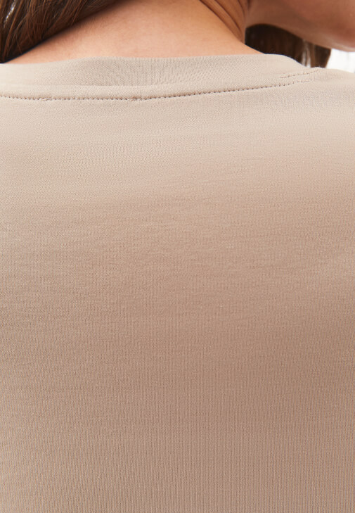 Oversize Tişört ve Kumaş Pantolon Kombini