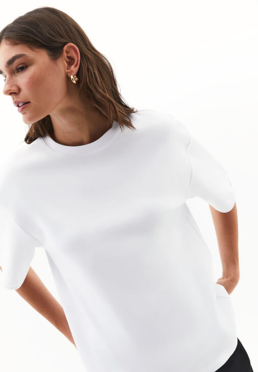 Yüksek Bel Denim ve Oversize Tişört Kombini