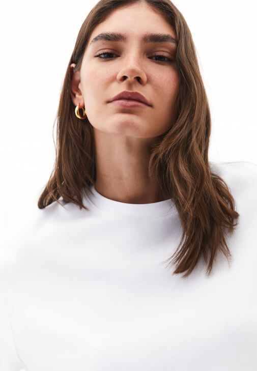 Yüksek Bel Denim ve Oversize Tişört Kombini