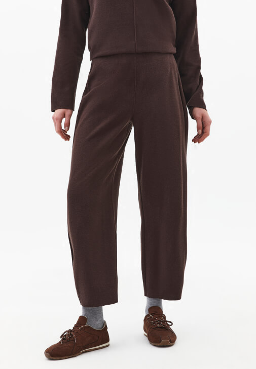 Barrel-Fit Pantolon ve Uzun Kaban Kombini