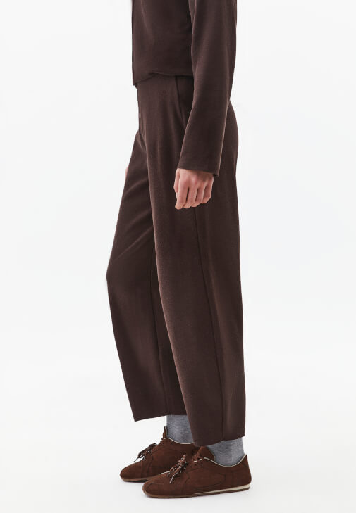 Barrel-Fit Pantolon ve Uzun Kaban Kombini