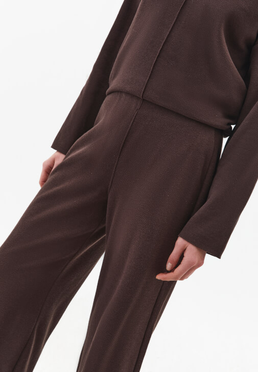 Barrel-Fit Pantolon ve Uzun Kaban Kombini