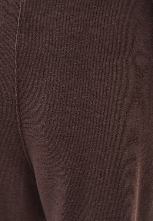 Barrel-Fit Pantolon ve Uzun Kaban Kombini