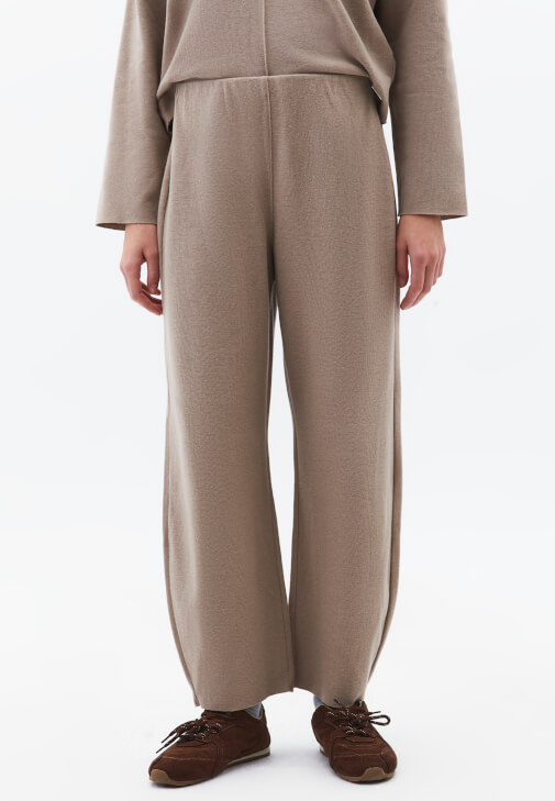 Yüksek Bel Pantolon ve V Yaka Kazak Kombini