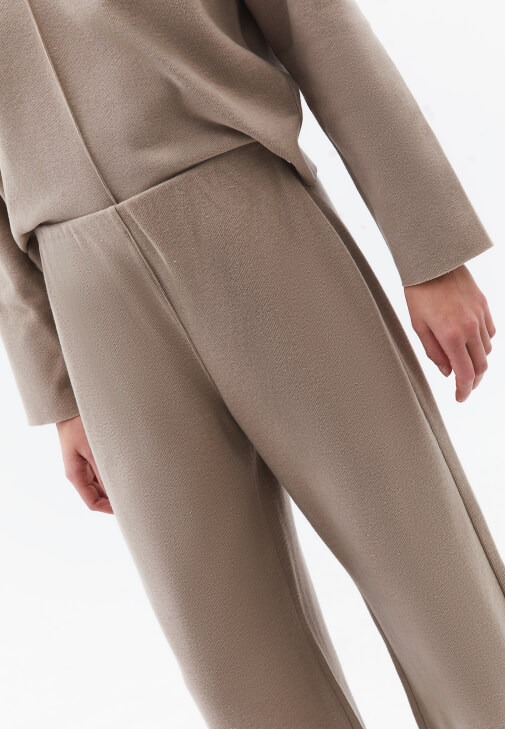 Yüksek Bel Pantolon ve V Yaka Kazak Kombini