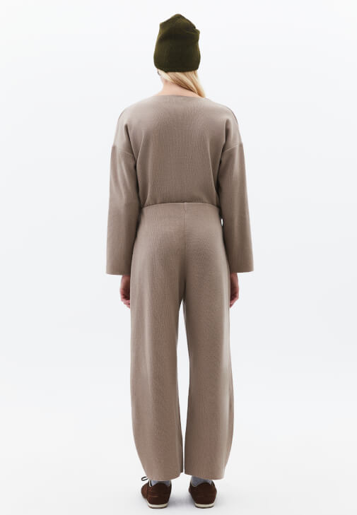 Yüksek Bel Pantolon ve V Yaka Kazak Kombini