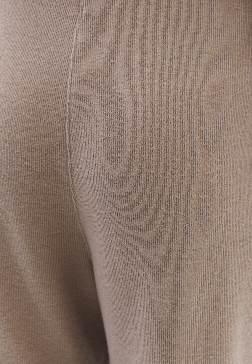 Yüksek Bel Pantolon ve V Yaka Kazak Kombini