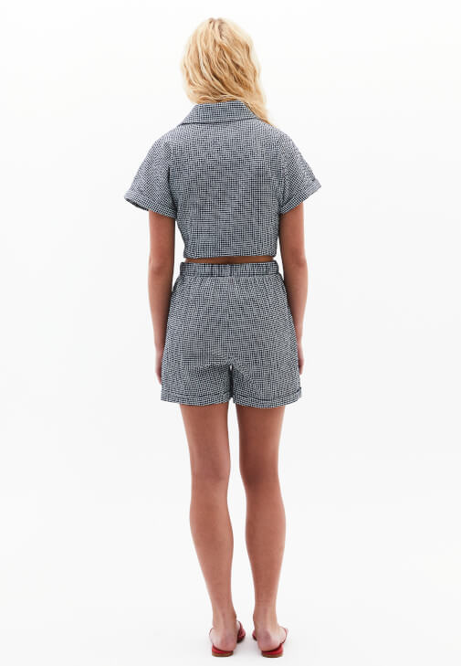 Ultra Yüksek Bel Şort ve Düğmeli Gömlek Kombini