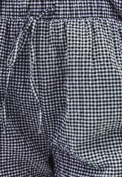 Ultra Yüksek Bel Şort ve Düğmeli Gömlek Kombini