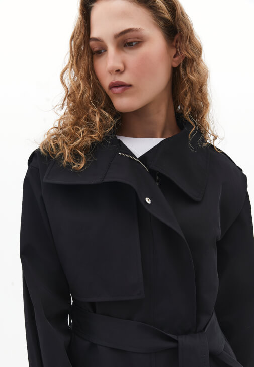 Kemerli Oversize Trençkot ve Denim Kombini