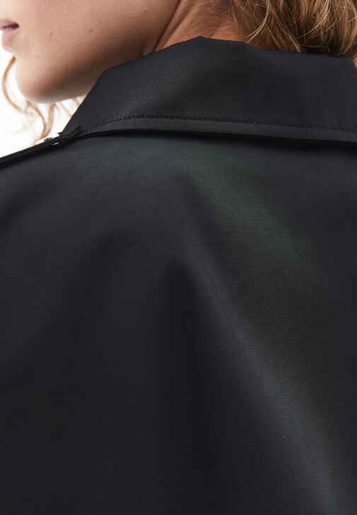 Kemerli Oversize Trençkot ve Denim Kombini