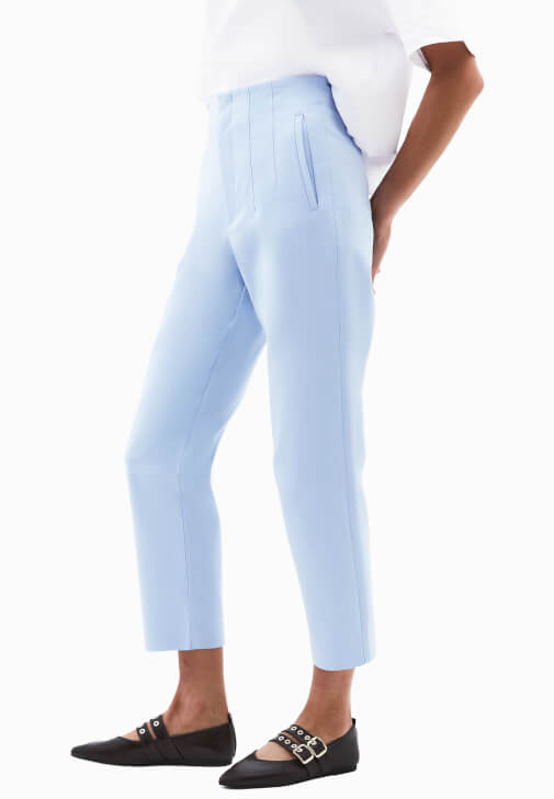 Carrot-Fit Pantolon ve Sıfır Yaka Tişört Kombini