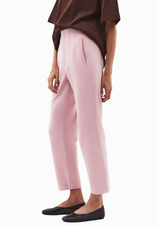 Carrot-Fit Pantolon ve Pamuklu Tişört Kombini