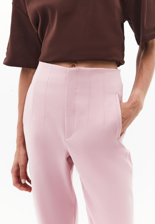 Carrot-Fit Pantolon ve Pamuklu Tişört Kombini