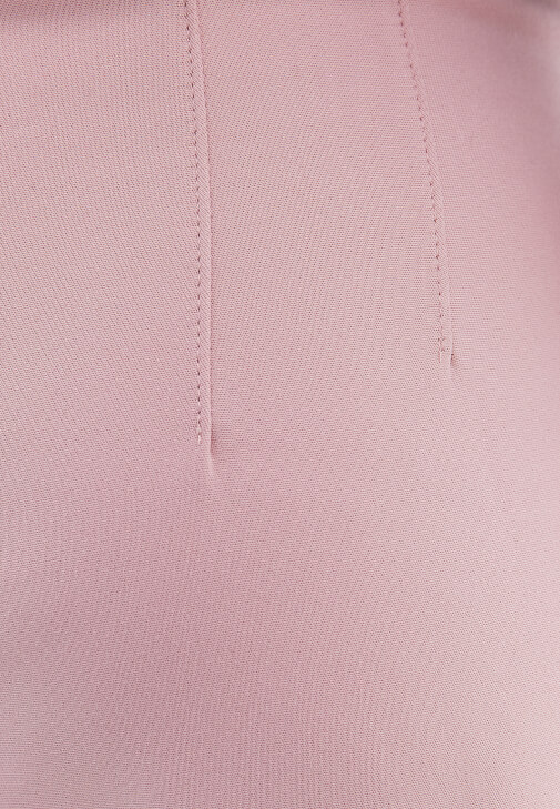 Carrot-Fit Pantolon ve Pamuklu Tişört Kombini