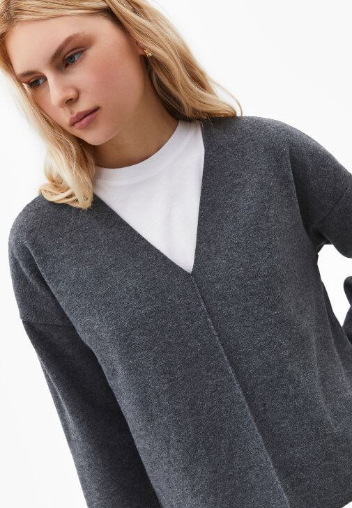 V Yaka Kazak ve Straight-Fit Pantolon Kombini