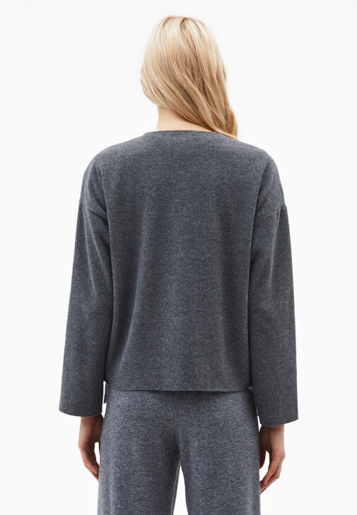 V Yaka Kazak ve Straight-Fit Pantolon Kombini