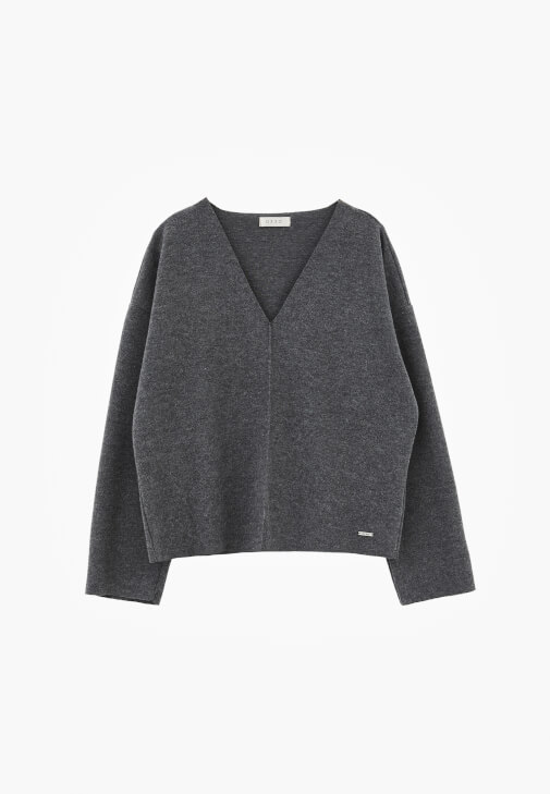 V Yaka Kazak ve Straight-Fit Pantolon Kombini