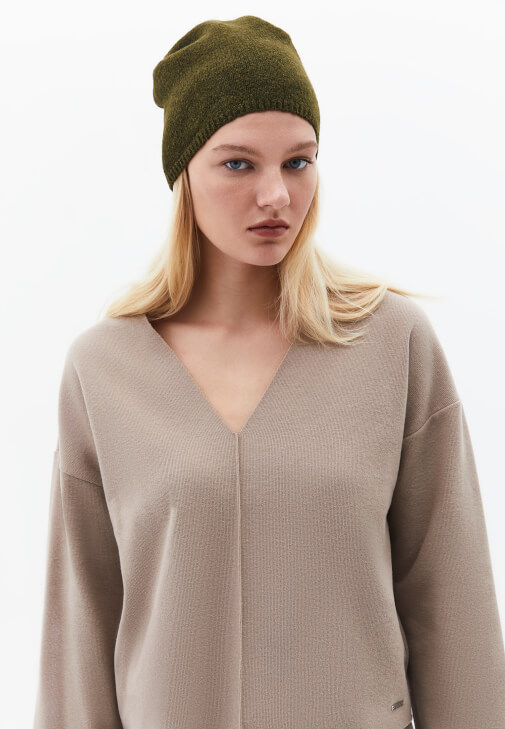 V Yaka Kazak ve Yüksek Bel Pantolon Kombini