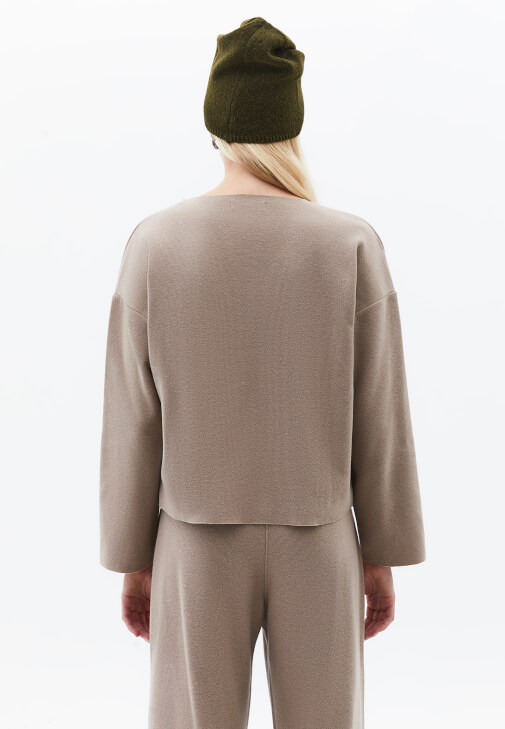 V Yaka Kazak ve Yüksek Bel Pantolon Kombini