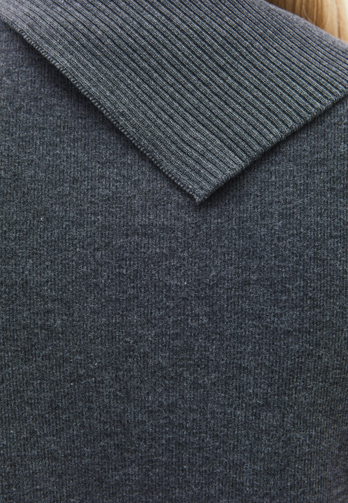 Yüksek Yaka Süveter ve Pantolon Kombini